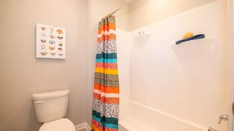 Bath - 6813 Elden Dr, Indianapolis, IN 46221 photo 6 of 6