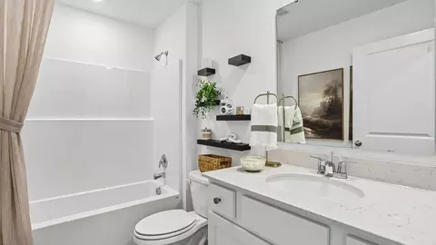 Bath - 6813 Elden Dr, Indianapolis, IN 46221 photo 2 of 6