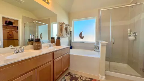 Bath - 8419 Shyleaf Ct, Fulshear, TX 77441 photo 2 of 3