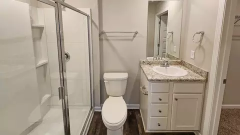 Bath - 5006 Fox Glen Dr, Jackson, MS 39212 photo 2 of 5