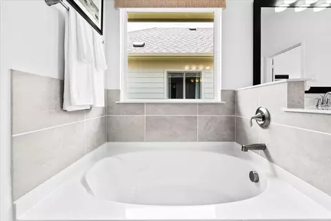 Bath - 601 Trinity St, Van Alstyne, TX 75495 photo 3 of 6