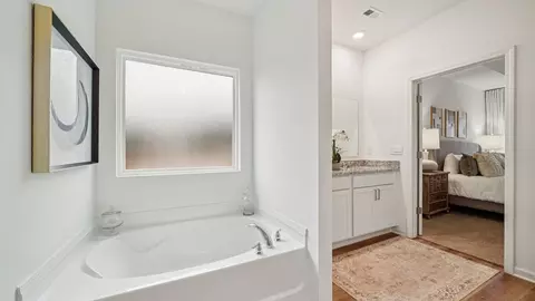 Bath - 10376 Meadowsweet Dr, Warrior, AL 35180 photo 2 of 3