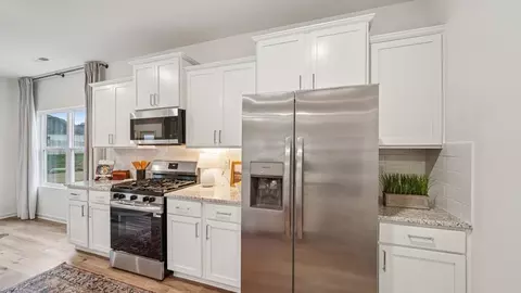 Kitchen - 10376 Meadowsweet Dr, Warrior, AL 35180 photo 4 of 5