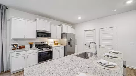 Kitchen - 10376 Meadowsweet Dr, Warrior, AL 35180 photo 2 of 5