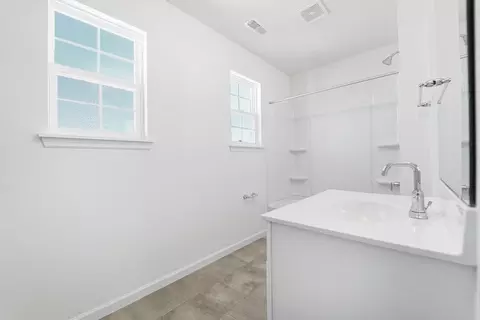 Bath - 375 Olympic Dr, Pacific, MO 63069 photo 5 of 5
