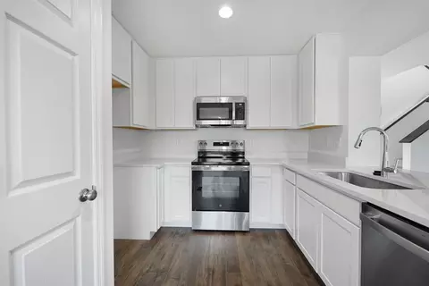Kitchen - 375 Olympic Dr, Pacific, MO 63069 photo 2 of 3