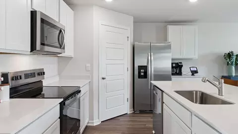 Kitchen - 5530 Savona Dr, Sebring, FL 33872 photo 5 of 7