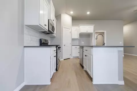 Kitchen - 17252 Billy Rd, Washington, OK 73093 photo 5 of 12