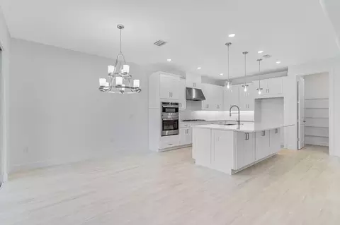 Kitchen - 1009 Tassleflower Trl, Saint Cloud, FL 34771 photo 5 of 7