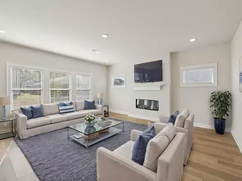 Living - 1297 Whitman Cir, Monroe, GA 30656 photo 3 of 5