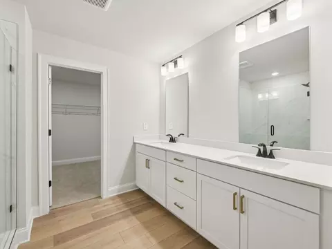Bath - 1297 Whitman Cir, Monroe, GA 30656 photo 2 of 7