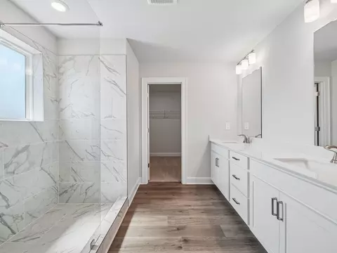 Bath - 1297 Whitman Cir, Monroe, GA 30656 photo 3 of 10