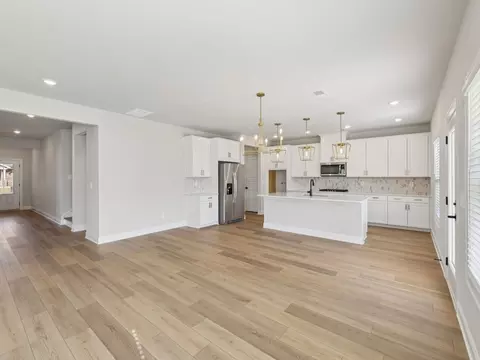 Living - 1297 Whitman Cir, Monroe, GA 30656 photo 2 of 5