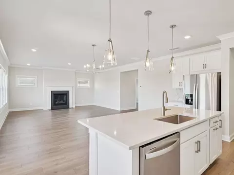 Living - 1297 Whitman Cir, Monroe, GA 30656 photo 4 of 6