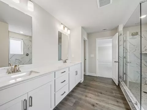 Bath - 1297 Whitman Cir, Monroe, GA 30656 photo 5 of 10