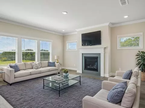 Living - 1297 Whitman Cir, Monroe, GA 30656 photo 2 of 3