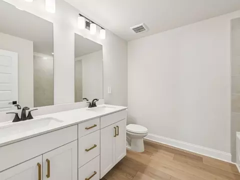 Bath - 1297 Whitman Cir, Monroe, GA 30656 photo 4 of 7