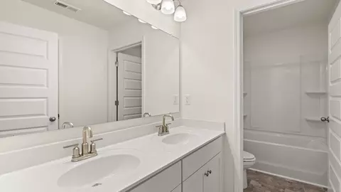 Bath - 610 Edgar St, Hampton, GA 30228 photo 6 of 7