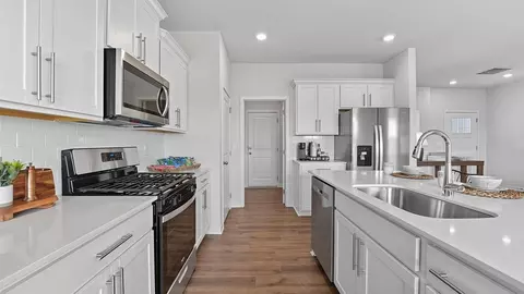Kitchen - 17819 Green Rd, Gardner, KS 66030 photo 2 of 5
