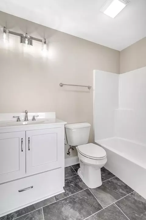 Bath - 218 Buxton Rd, Dalton, GA 30721 photo 6 of 9