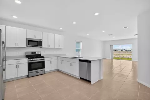 Kitchen - 13513 Sawmill St, Parrish, FL 34219 photo 2 of 11