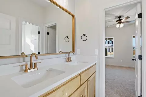 Bath - 7215 E Queens Pl, Broken Arrow, OK 74014 photo 3 of 4