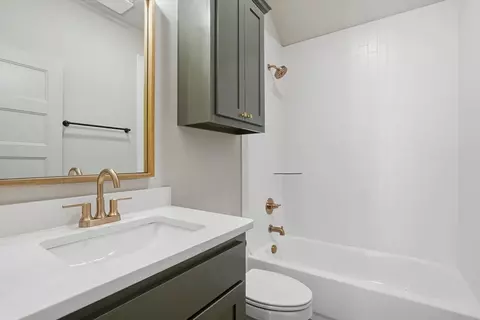Bath - 7215 E Queens Pl, Broken Arrow, OK 74014 photo 2 of 4