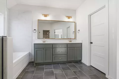 Bath - 7215 E Queens Pl, Broken Arrow, OK 74014 photo 1 of 4