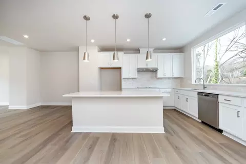 909 Archway Ln, Charlotte, NC 28217