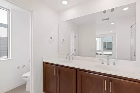 Bath - 6710 Optimum Loop, San Jose, CA 95119 photo 3 of 22