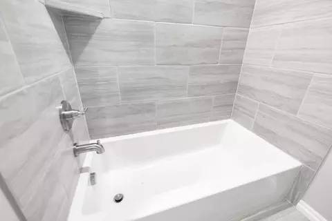 Bath - 2913 E Northampton St, Broken Arrow, OK 74014 photo 9 of 11