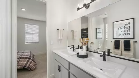 Bath - 7527 Savannah Height Ave, Bakersfield, CA 93313 photo 3 of 4