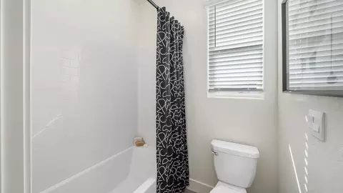 Bath - 7527 Savannah Height Ave, Bakersfield, CA 93313 photo 4 of 4