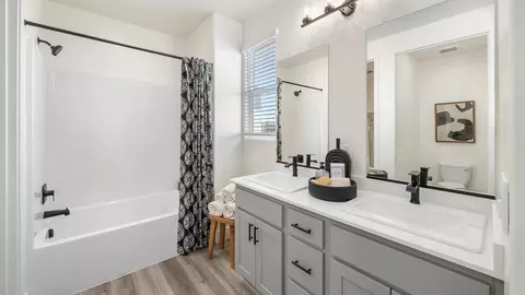 Bath - 7527 Savannah Height Ave, Bakersfield, CA 93313 photo 1 of 4