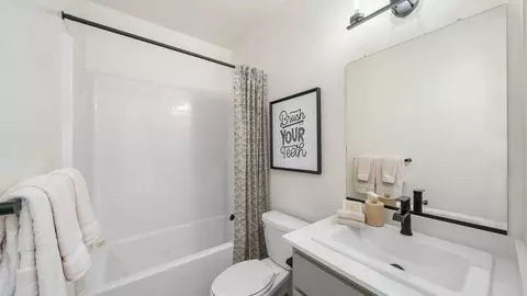 Bath - 7527 Savannah Height Ave, Bakersfield, CA 93313 photo 2 of 4