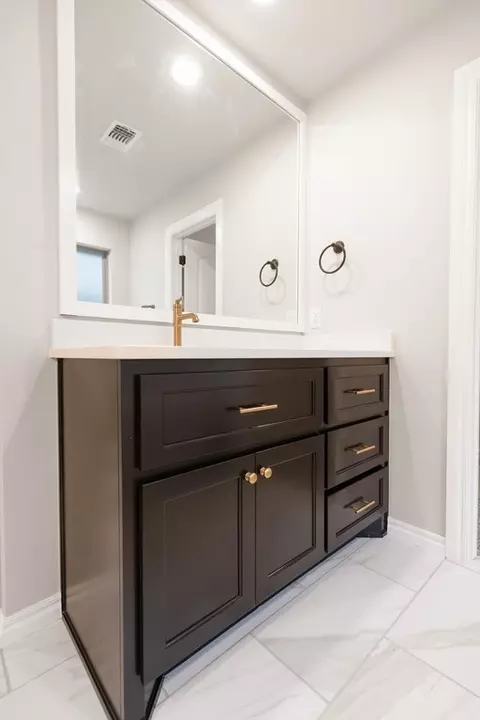 Bath - 2800 Heather Hvn, Moore, OK 73160 photo 2 of 17