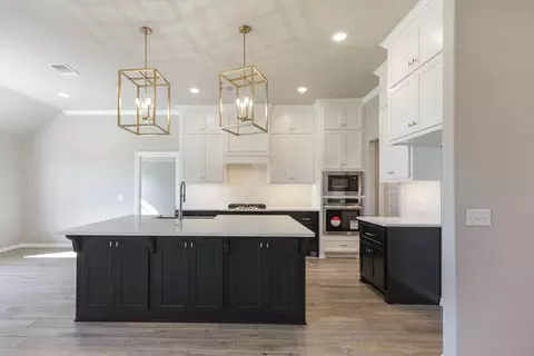 Kitchen - 2800 Heather Hvn, Moore, OK 73160 photo 3 of 15