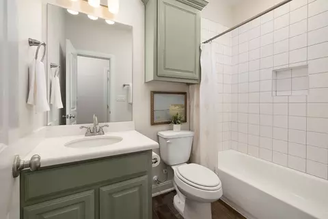 Bath - 5101 Carambola Ln, Laredo, TX 78046 photo 2 of 3