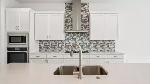 Kitchen - 8308 Golden Beach Ct, Parrish, FL 34219 photo 3 of 5