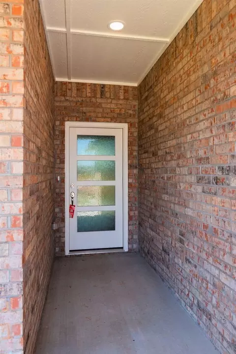 Entry Way - 932 Hydrangea Way, Edmond, OK 73034 photo 5 of 9