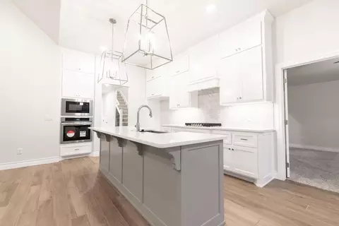 Kitchen - 932 Hydrangea Way, Edmond, OK 73034 photo 3 of 12