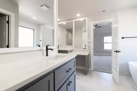 Bath - 932 Hydrangea Way, Edmond, OK 73034 photo 1 of 20