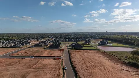 View/Area - 932 Hydrangea Way, Edmond, OK 73034 photo 12 of 17