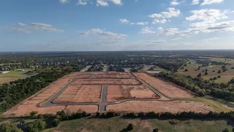 View/Area - 932 Hydrangea Way, Edmond, OK 73034 photo 15 of 17