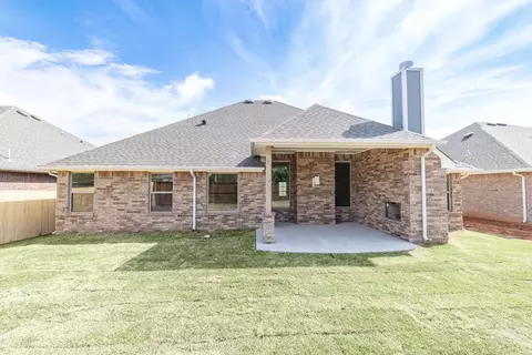 Exterior - 932 Hydrangea Way, Edmond, OK 73034 photo 26 of 33