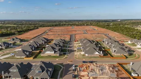 View/Area - 932 Hydrangea Way, Edmond, OK 73034 photo 4 of 17