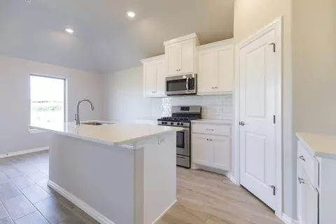 Kitchen - 2800 Heather Hvn, Moore, OK 73160 photo 9 of 19