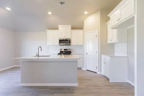 Kitchen - 2800 Heather Hvn, Moore, OK 73160 photo 7 of 19