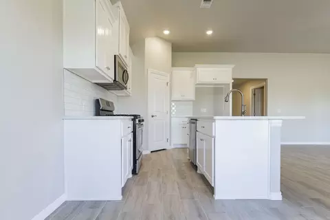 Kitchen - 2800 Heather Hvn, Moore, OK 73160 photo 13 of 19