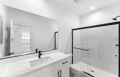 Bath - 128 Bridle Dr, Burbank, CA 91506 photo 2 of 5